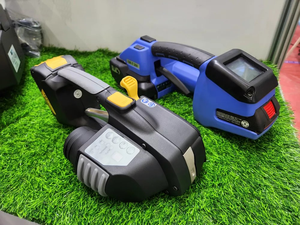 Display of the ORT-270 cordless handheld banding tool and accessories.