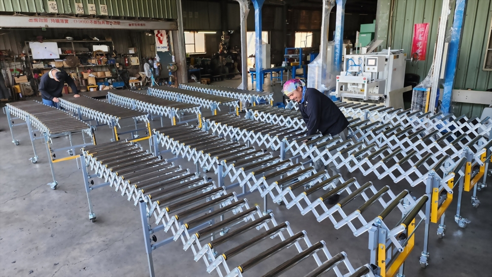 Factory expandable roller conveyors manufacturing workshop