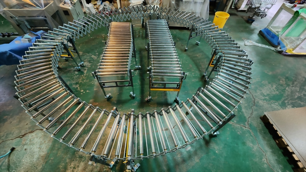 Flexible extendable roller conveyor system industrial setup