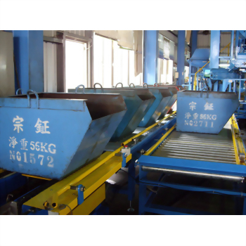 Industrial blue containers conveyor system factory