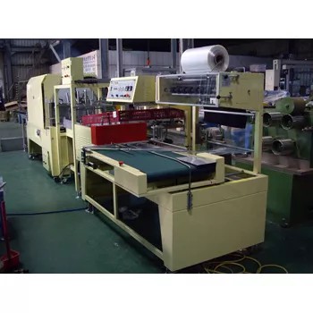 Close-up of the conveyor belt system on the automatic packaging machine.