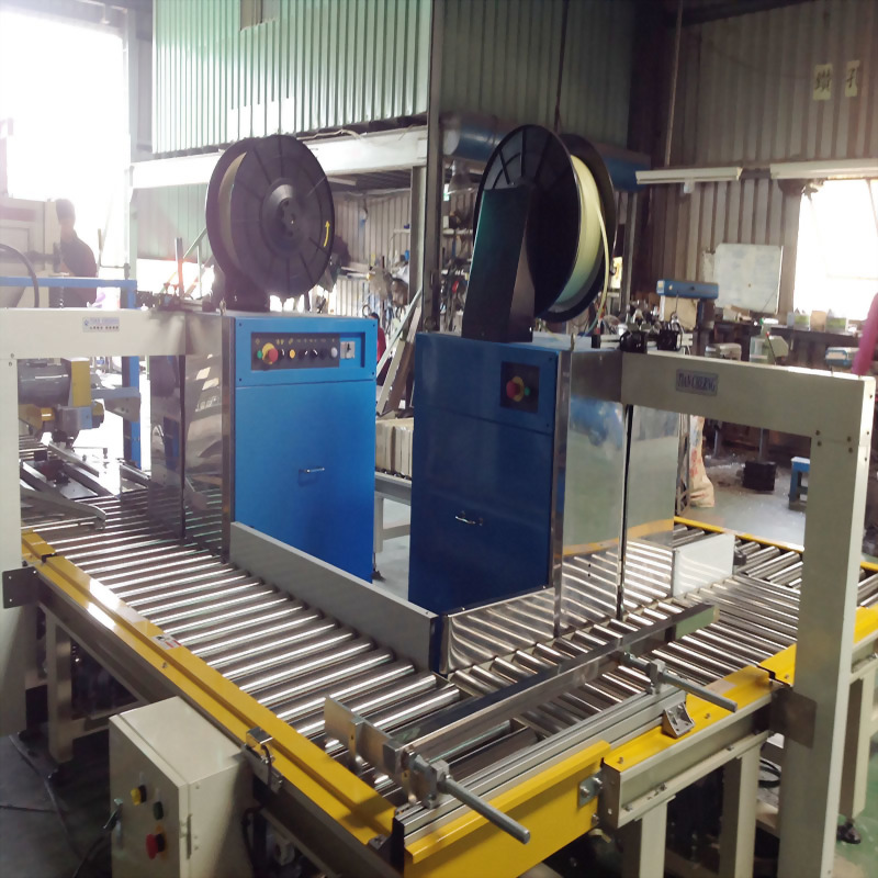 Industrial strapping machine conveyor system