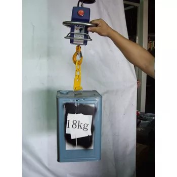 展示電動力臂省力吊具承載 18kg 負載的能力。