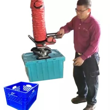 TAWI 真空吸吊機 (適用於紙箱與塑膠籃) - TAWI 真空吸吊機在倉儲環境中高效地搬運一疊藍色塑膠籃。