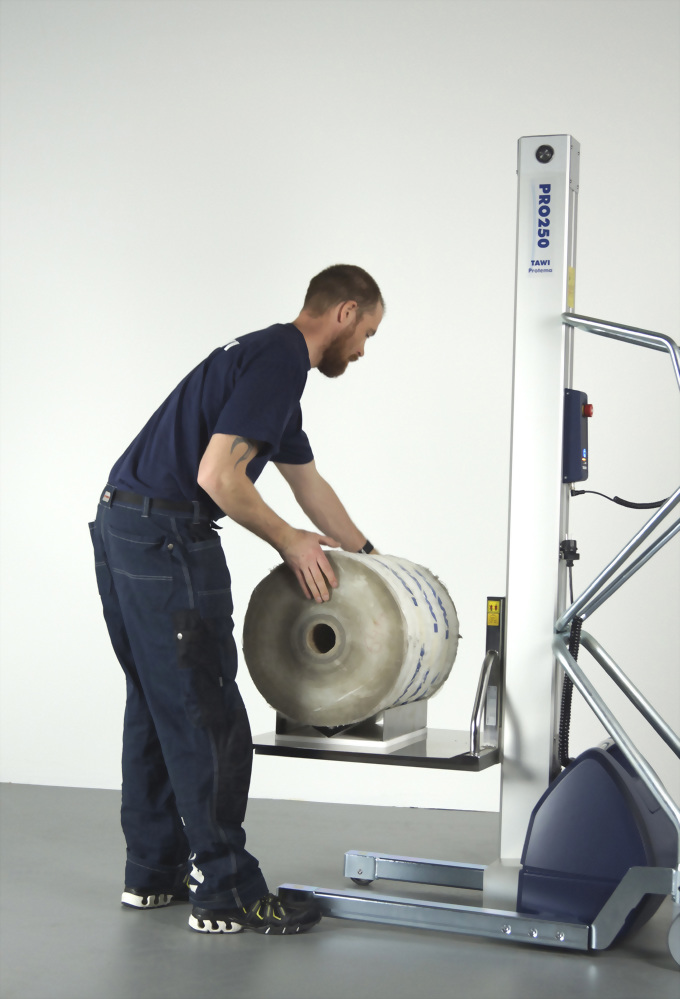 Man operating TAWI Protema PRO250 roll lifter