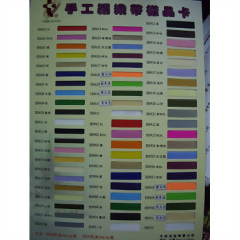 手工編織帶樣品卡，展示數十種不同顏色與編號的緞帶小樣，以矩形色塊形式整齊排列成多行多列。