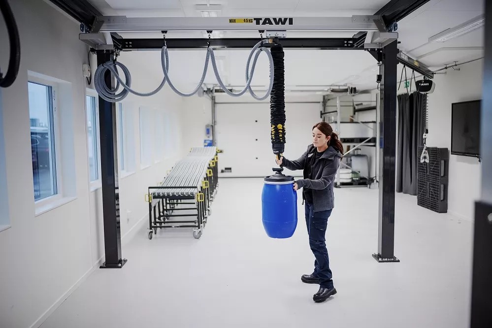 TAWI 真空省力吊具搬運一個大型藍色桶子