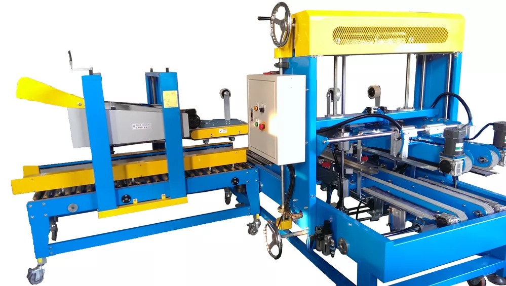 Integrated conveyor belt system of the TC-704L packaging machine.