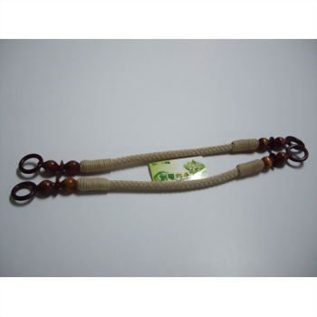 兩條米色麻繩編織提把，飾有深棕色木珠與木環，中間夾著一張小卡，置於白色背景。
