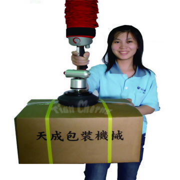 Woman demonstrates vacuum lifter tian cheng packaging machinery box